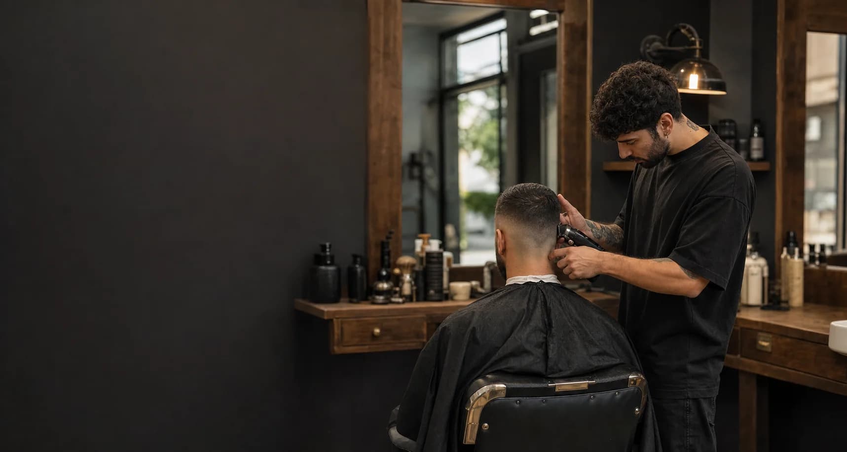 Barbero trabajando con máquina un corte degradado